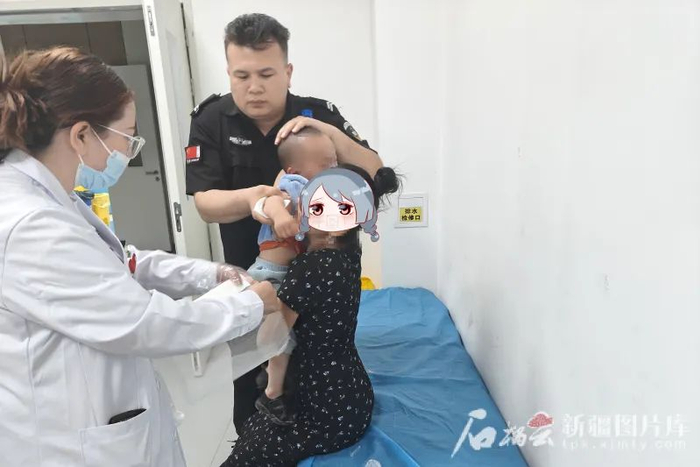 5月2日，轮台县公安局阿克萨来派出所辅警将受伤幼童送到医院救治。祝传华摄