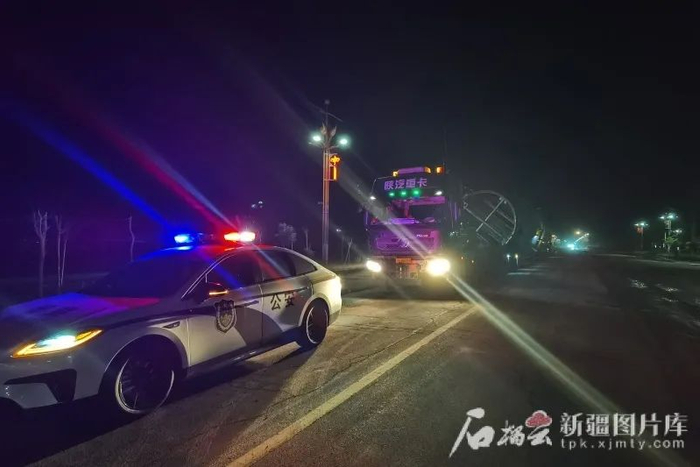 4月30日晚，塔里木公安局民警为“巨无霸”开道。塔里木公安局供图