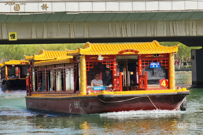 画舫穿行于天鹅河上  （央广网发  马丽娟  摄）      