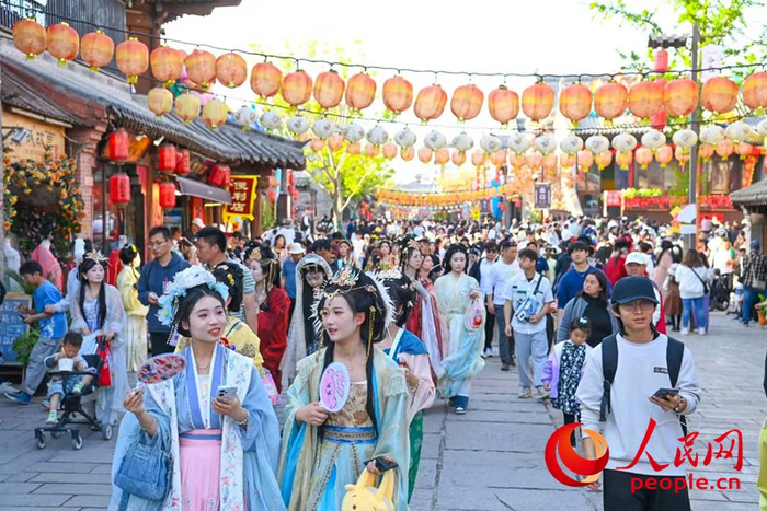 在洛阳，身穿汉服的游客随处可见。人民网记者 王佩摄