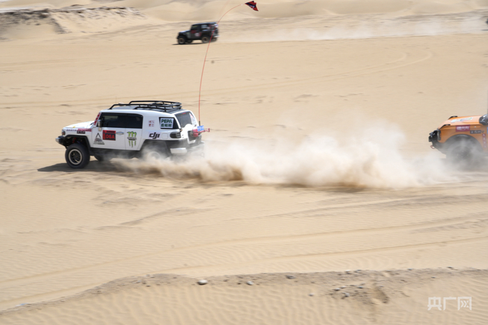 正在飞驰的赛车  （央广网发  黑峥嵘  摄）
