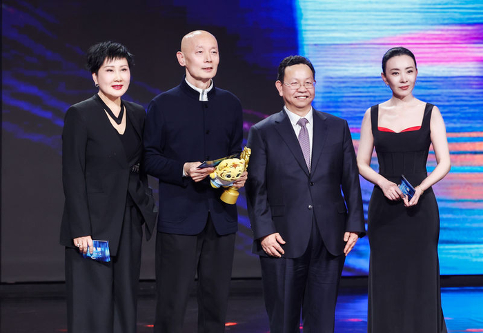 葛优获得最受大学生欢迎年度男演员荣誉。