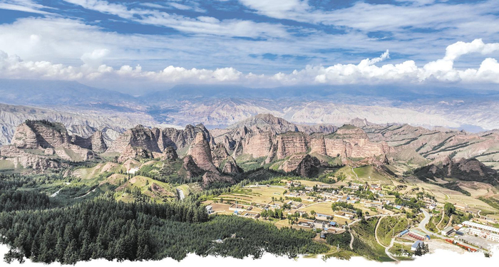 地质遗迹与村庄。坎布拉景区管理委员会提供