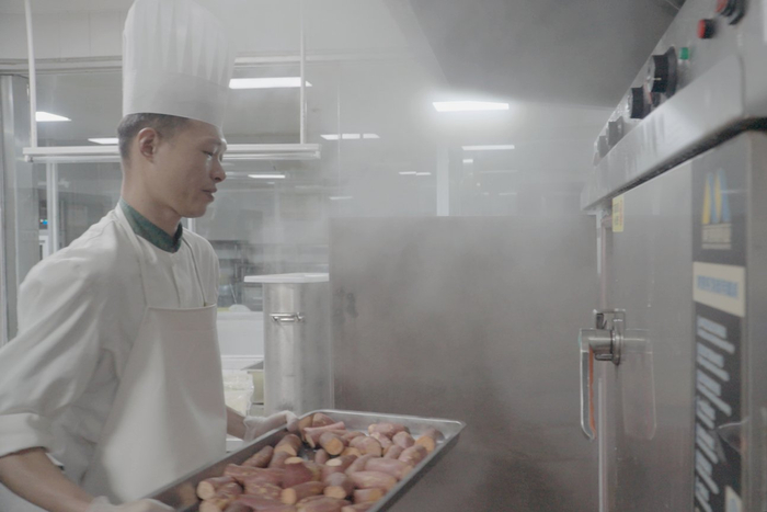 　　孙郑在白案间工作