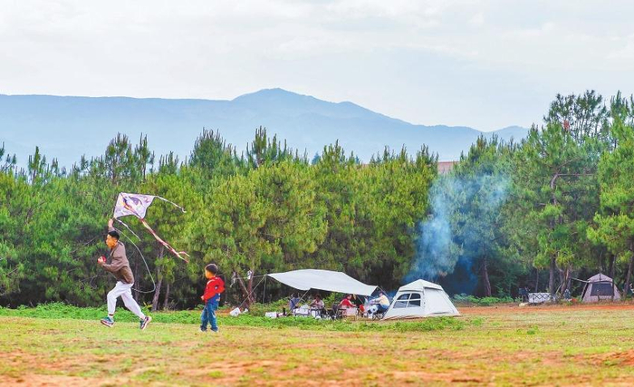　　游客在寻甸县北大营天然草场露营。 记者 高吴双 摄