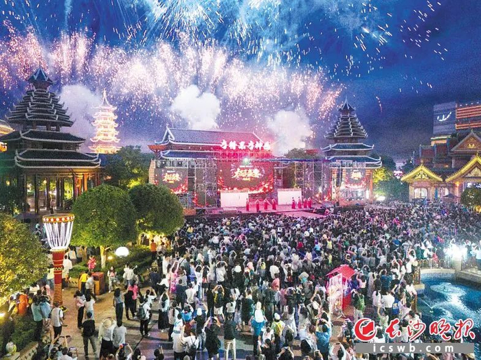 2025年“五一”假期5天长沙市共接待游客811.07万人次。图为市民游客在方特东方神画景区游玩。景区供图