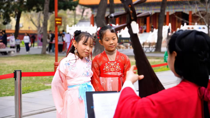 孩子们在博物馆中沉浸式感受中华优秀传统文化之美