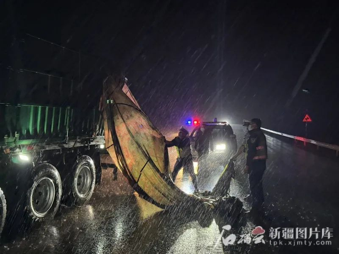 5月1日凌晨，克拉玛依市公安局乌尔禾区分局交警大队民警救援货车。阿米尔 ·麦麦提摄