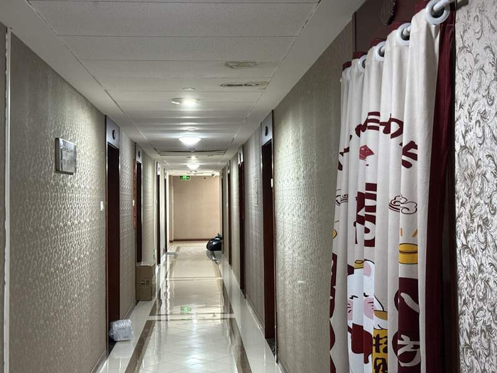 记者根据线上平台展示的商家信息，找到的“解压体验馆”，地址位于商业楼宇内，大门处盖有厚门帘。新京报记者 田杰雄 摄