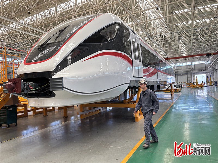 4月28日，河北京车轨道交通车辆装备有限公司的车间里，为北京地铁22号线生产的列车正在组装、调试。河北日报记者 李巍摄
