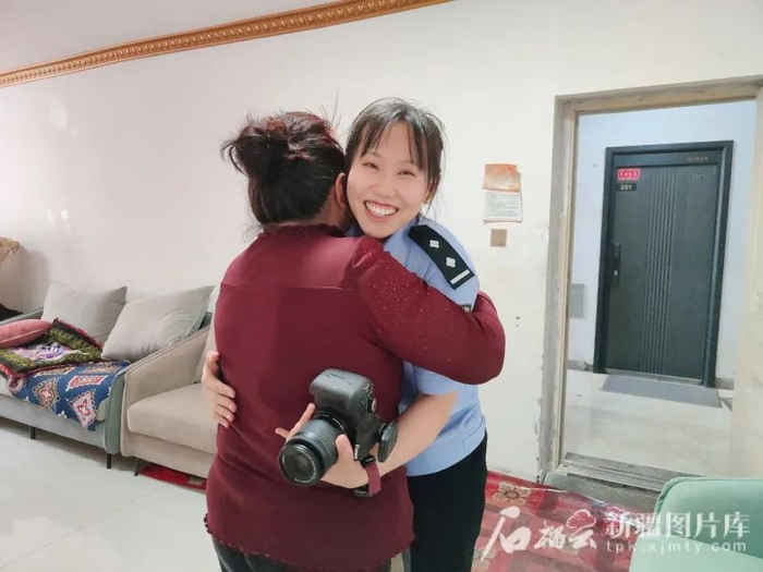 5月3日，库尔勒市民吾玛耶姆·拜克热将萨依巴格派出所户籍民警冯未希抱在怀里表示感谢。高珊珊摄