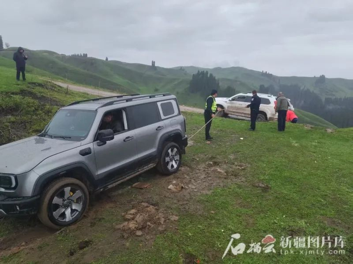 5月2日，新源县公安局喀拉布拉派出所民警拖拽被困车辆。马桂兰摄