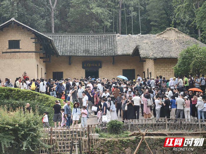 韶山毛泽东同志故居，人流如织。