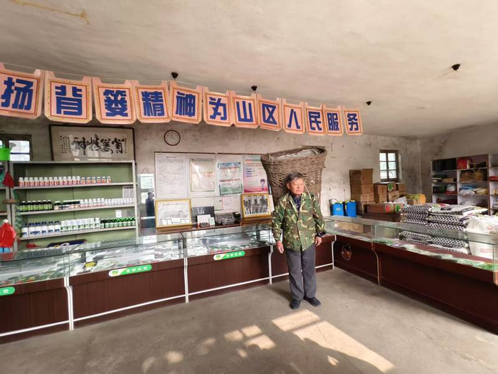 王国明在农资店里。受访者供图