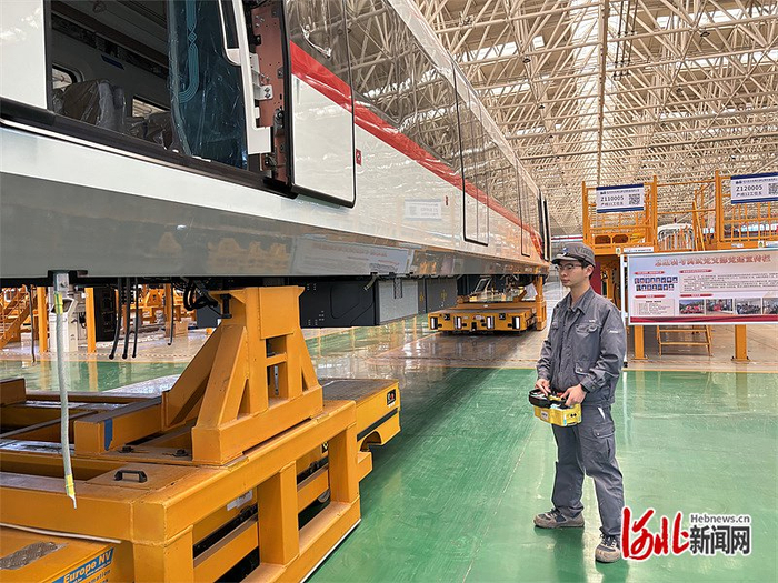 4月28日，河北京车轨道交通车辆装备有限公司的工作人员正在进行车辆调向及车辆台位流转作业。河北日报记者 李 巍摄