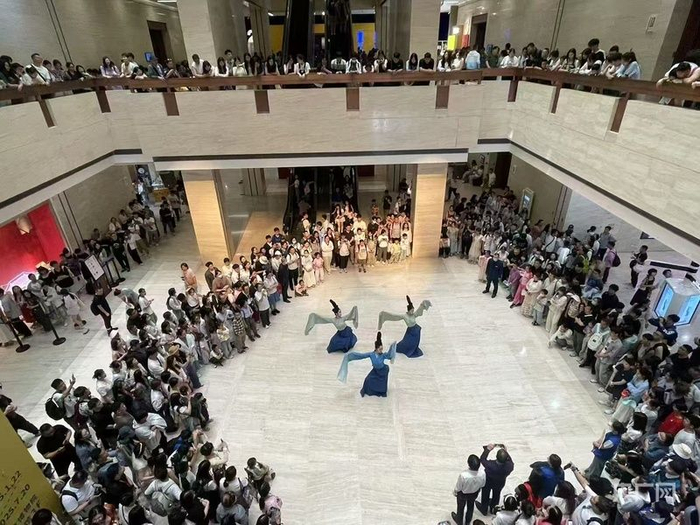 南京博物院艺术馆中庭舞剧表演（央广网记者 栾永胜 摄）