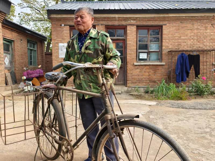 王国明展示他送货的自行车。受访者供图