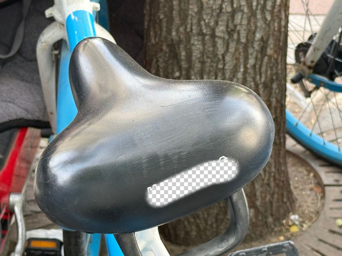 共享单车清理小广告后留下的划痕。新京报记者 曹晶瑞 摄