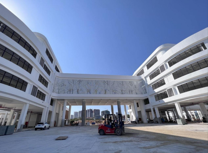 丰顺县实验小学汤南校区项目建设加快推进，目前教学楼、体育馆等主体建筑已经完工。（受访者供图）