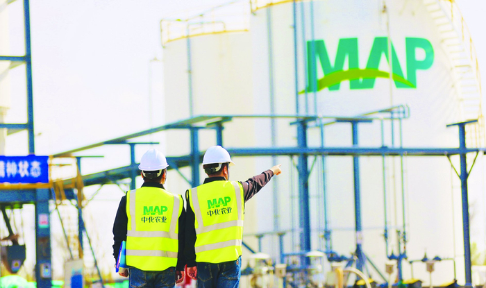 中化农业 MAP 农技人员正检查智能配肥装备运行情况