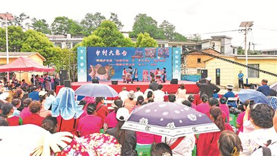 湖潮乡马路村“村晚”现场。梁俊鹏 摄