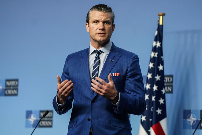 2月13日，在比利时布鲁塞尔，美国国防部长赫格塞思在发布会上讲话。新华社记者彭子洋摄