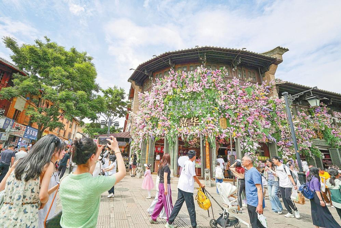 　　市民和游客漫步昆明老街，感受春城历史韵味与现代活力。 记者 胡妤雅 摄