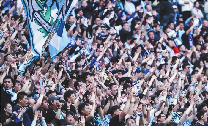         5月5日，大连梭鱼湾足球场看台上气氛热烈。大连英博足球俱乐部供图