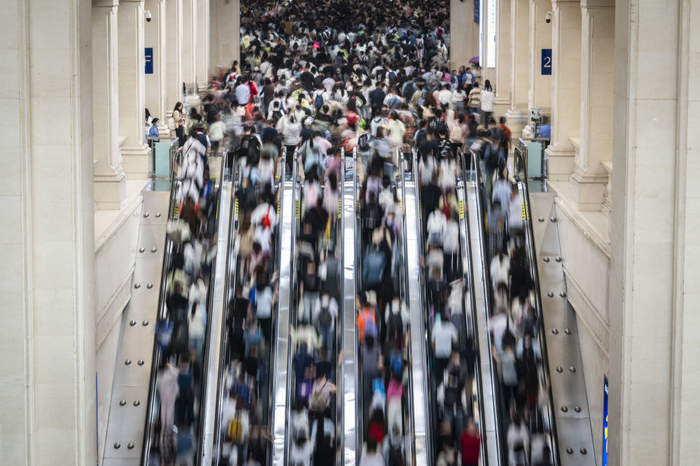 5月1日，旅客前往湖北汉口站候车大厅。新华社记者 伍志尊 摄