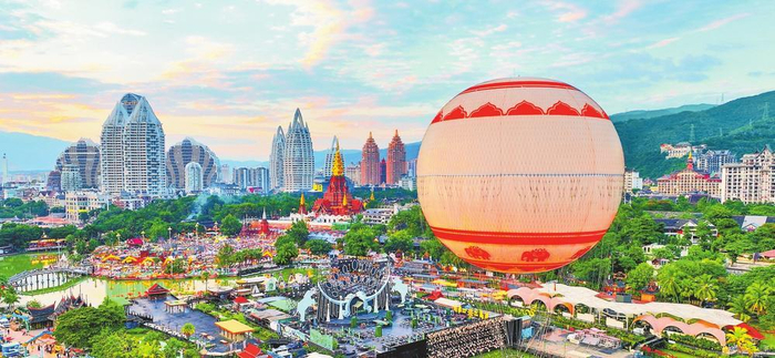 　　“五一”假期，景洪市告庄西双景氦气球观光项目持续火爆。 记者 王毅 摄