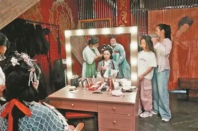 洛阳应天门景区，游客韩雪正在做汉服妆造。本报记者 张文豪摄