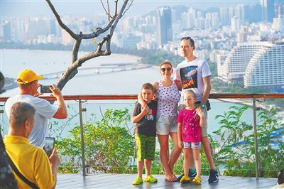 　　近日，游客在三亚鹿回头风景区游玩。海南日报全媒体记者 王程龙 摄