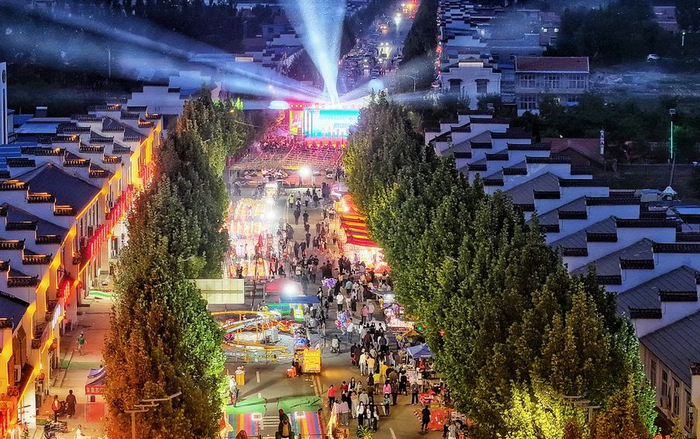 灯火通明的枣林夜市
