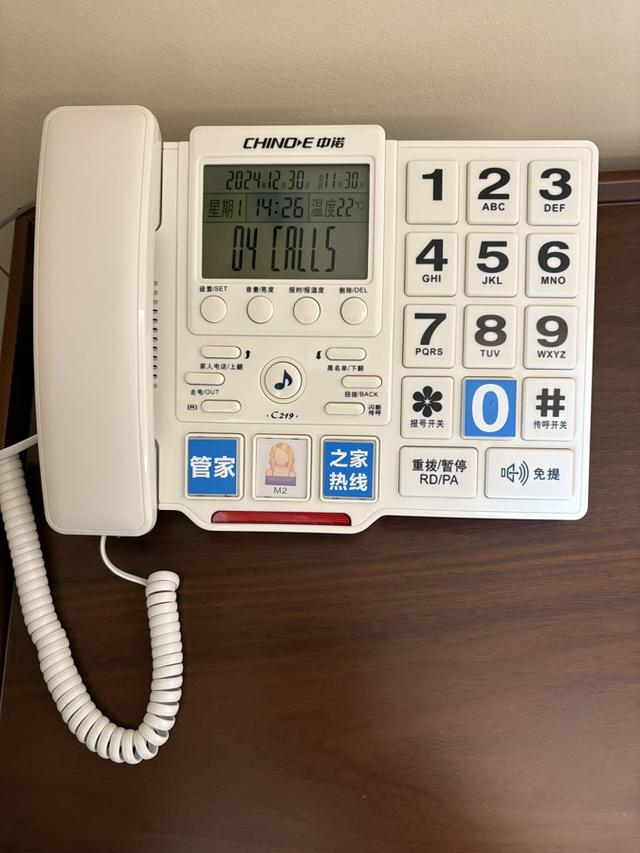 电话机上的加大号字体。 吴越摄