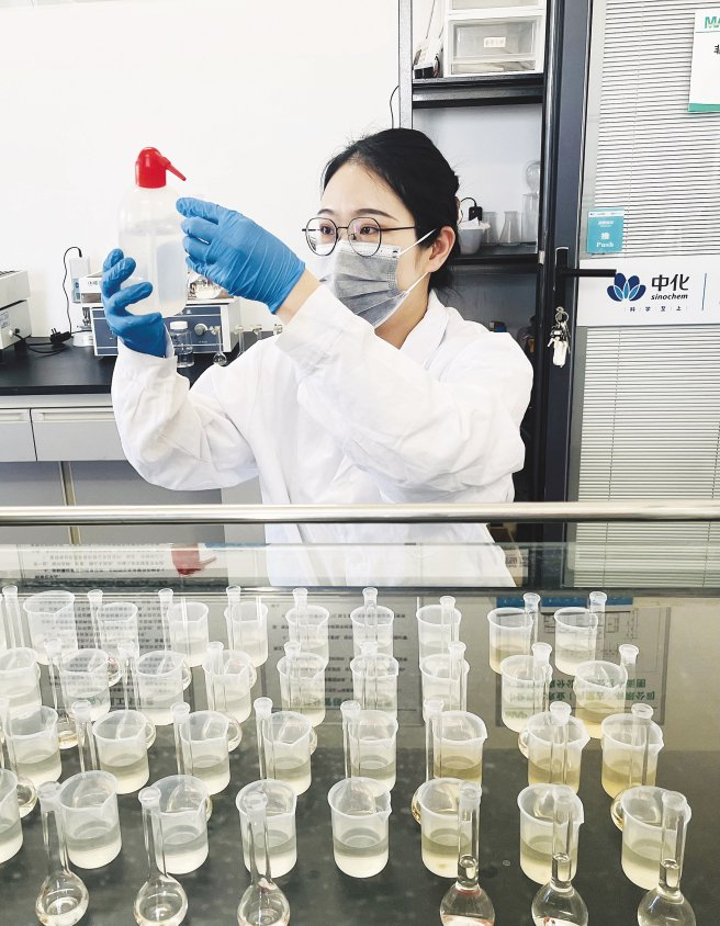 中化农业 MAP 内蒙古大区分析化验员在检测土壤养分