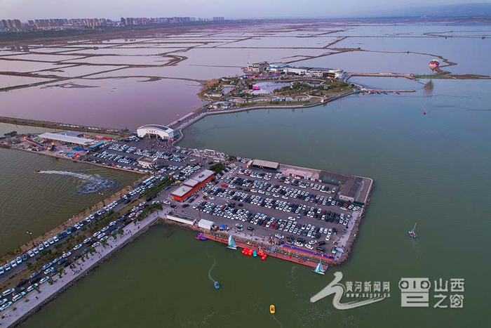 图为5月1日，运城市七彩盐湖景区一“位”难求。黄河新闻网运城频道记者 孔德静 摄