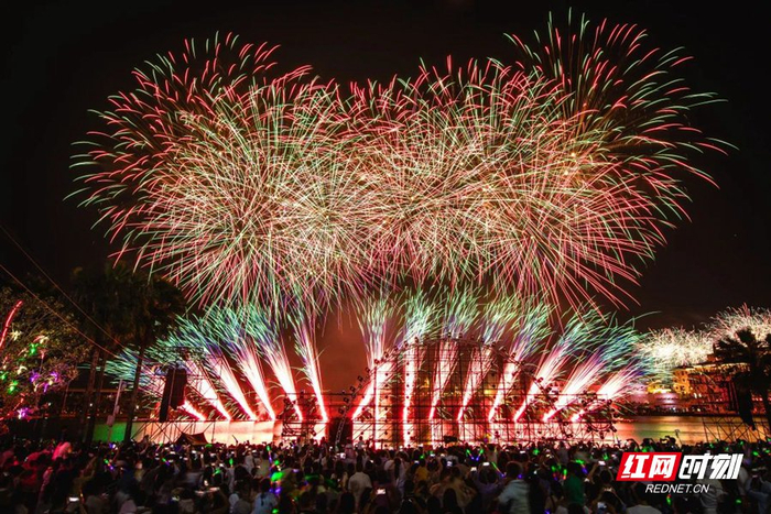大王山举办的星光烟火季活动人气火爆，吸引十余万国内外游客到场观看。
