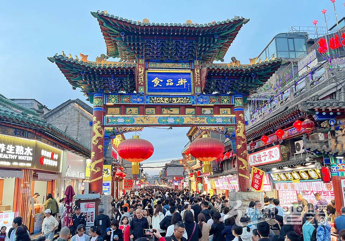 图为5月3日，太原食品街。记者 钱龙 摄