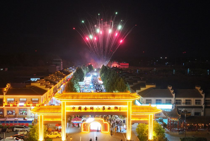 灯火通明的枣林夜市