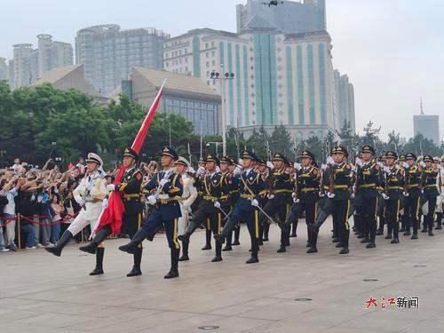 国旗护卫队护送国旗至升旗台。