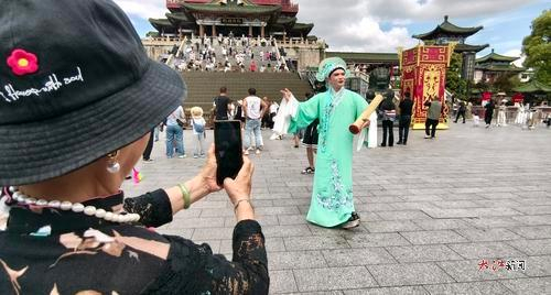 南昌采茶戏受到游客追捧。