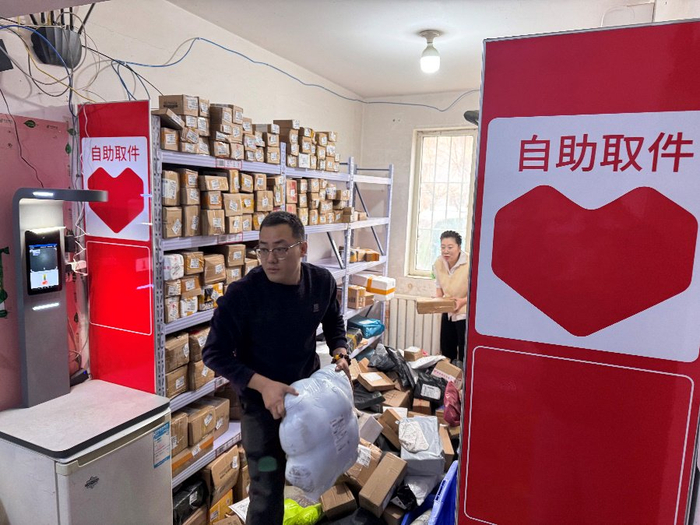 　　▲在快递到站点后，李世佳和家人要快速整理好以便客户领取。沈晓凯 | 摄