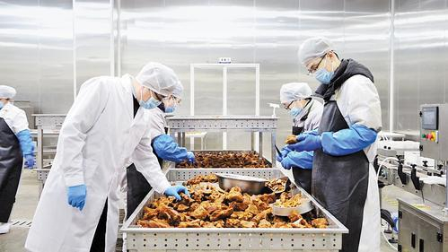     4月28日，河北汉兴祥食品有限公司生产车间，工人在赶制订单。王 壤摄