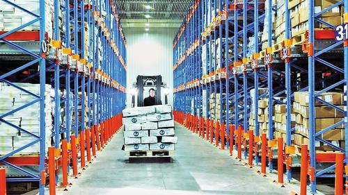     近日，辛集保税物流中心，工作人员驾驶叉车搬运货物。孟思晔摄