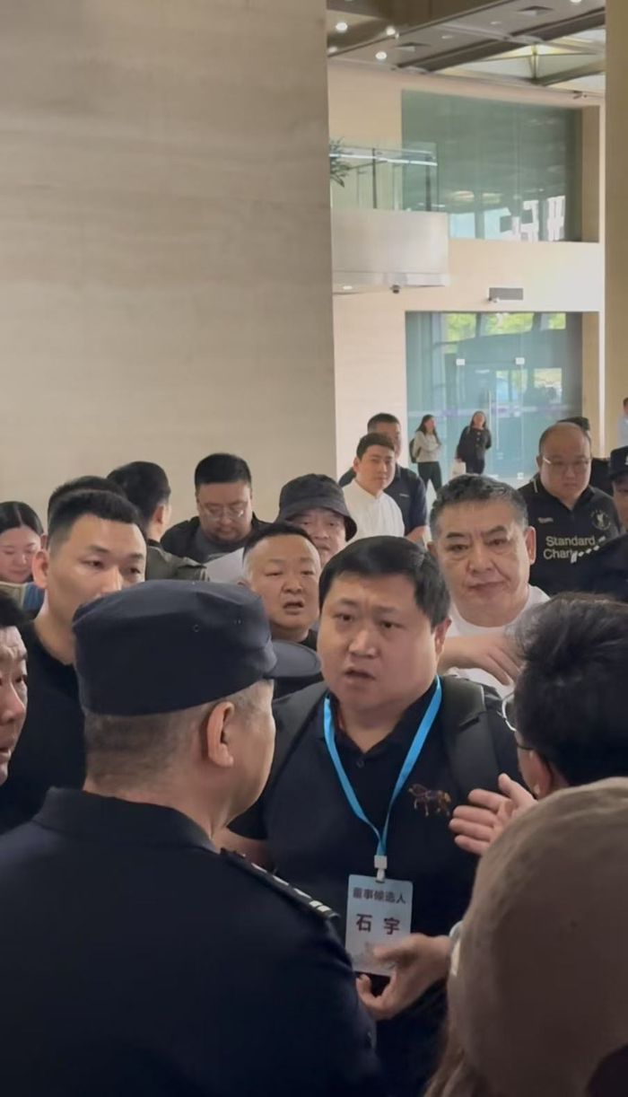 图说：民生 5 股东大会小股东被拦楼下（图片来源：受访者提供）