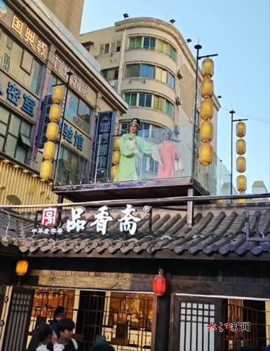 胜利路步行街开启精彩空中表演。