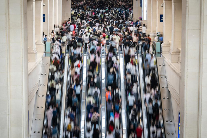 5月1日，旅客前往湖北汉口站候车大厅。新华社记者 伍志尊 摄