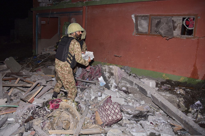 &nbsp;5月7日，军人在巴控克什米尔地区首府穆扎法拉巴德一处遭到空袭的地点查看损失情况。