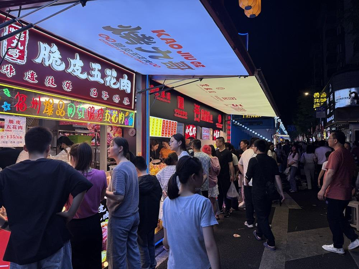 福州达明美食街“五一”期间开展促销活动。张文章/摄