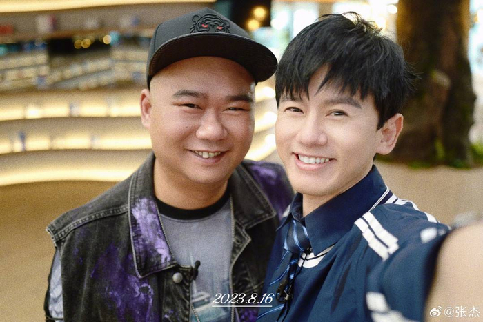 张杰与苟伟合照 图据张杰微博